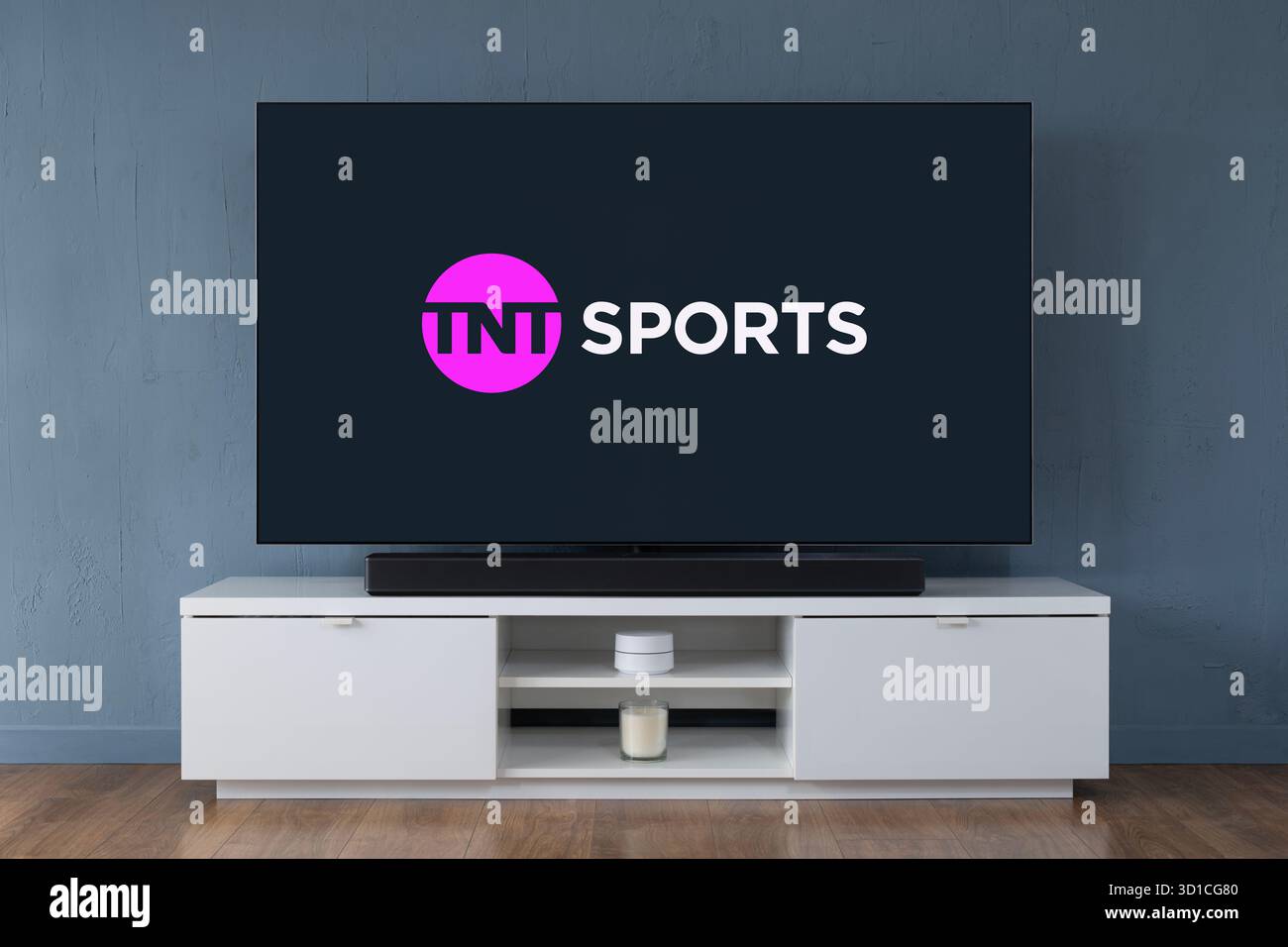 Das Logo des TNT Sports-Streaming-Dienstes ist auf einem modernen OLED-Breitbild-Fernseher zu sehen. Stockfoto