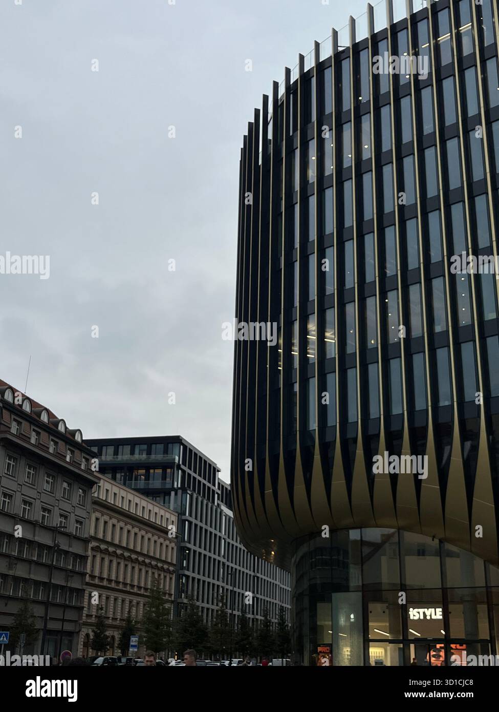Modernen geometrischen Gebäude - Smartphone-aufgenommenes Stockfoto