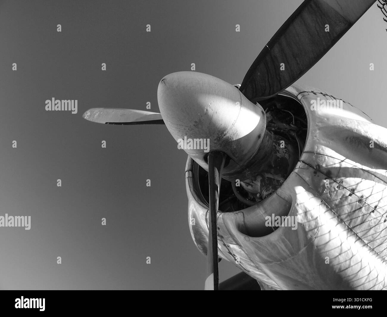 Abstrakte Ansichten eines alten amerikanischen Flugzeugs der 1950er Jahre. Das geerdete Flugzeug ist eine Lockheed Constellation, ein viermotoriges Propellerflugzeug. Stockfoto