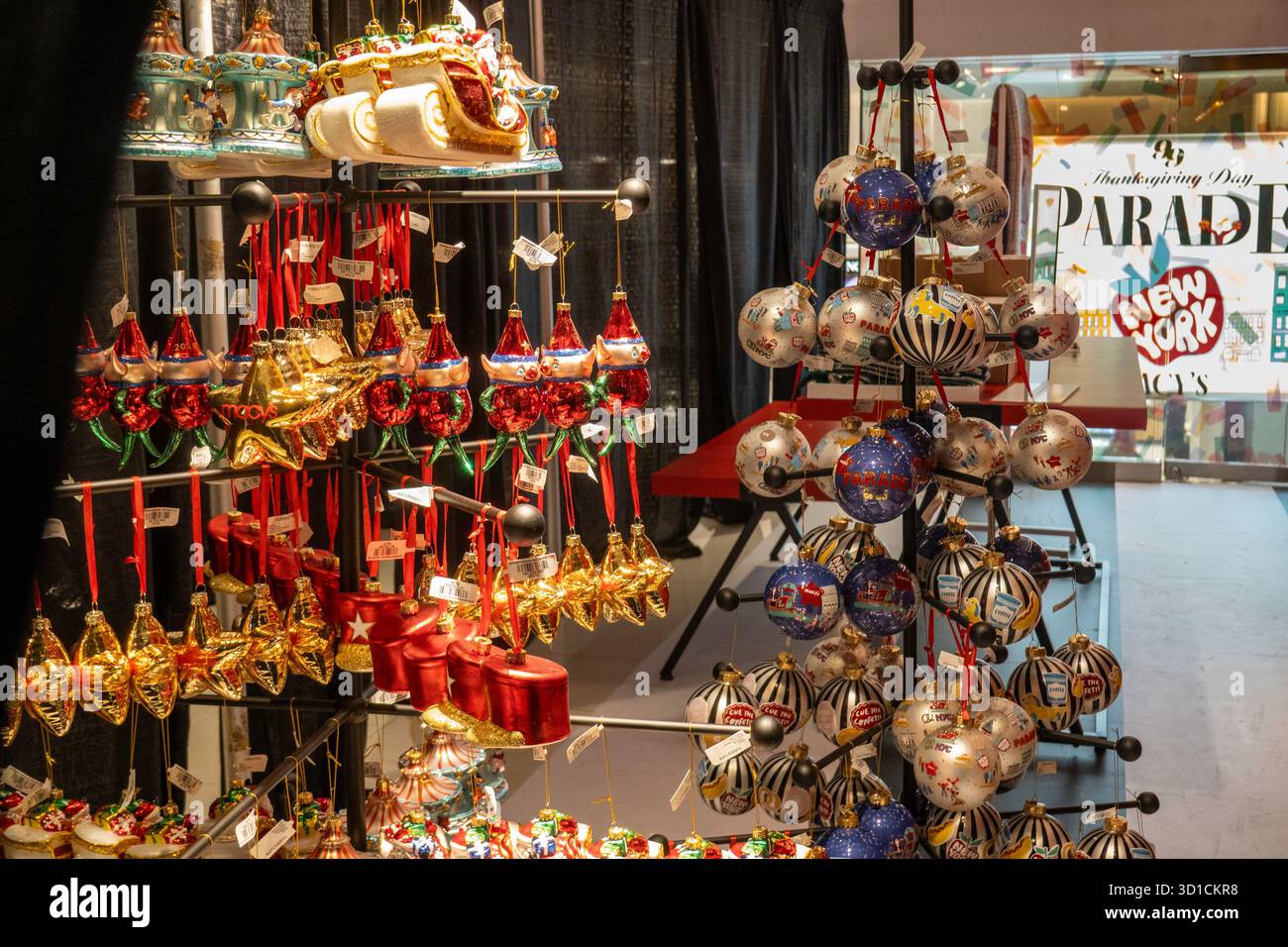 Der Besuch von Macy's Flagship Department Store ist eine Tradition im Urlaub im Herald Square, New York City, USA 2025 Stockfoto
