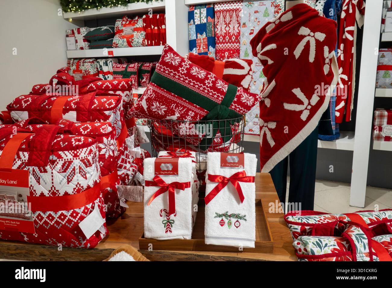 Der Besuch von Macy's Flagship Department Store ist eine Tradition im Urlaub im Herald Square, New York City, USA 2025 Stockfoto