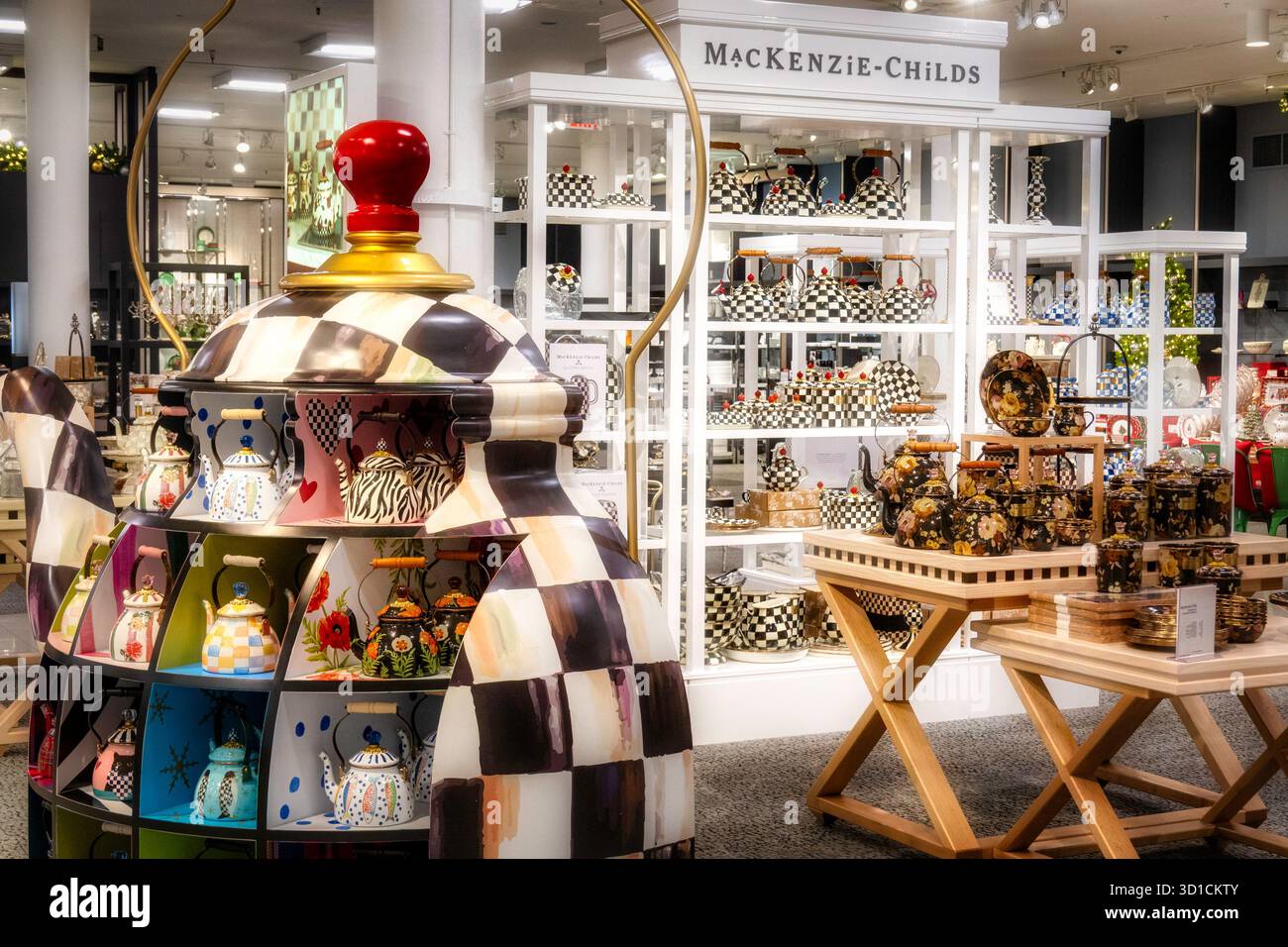 Mackenzie-Childs ist eine festliche Sektion in Macy's Housewares Department, New York City, USA 2025 Stockfoto