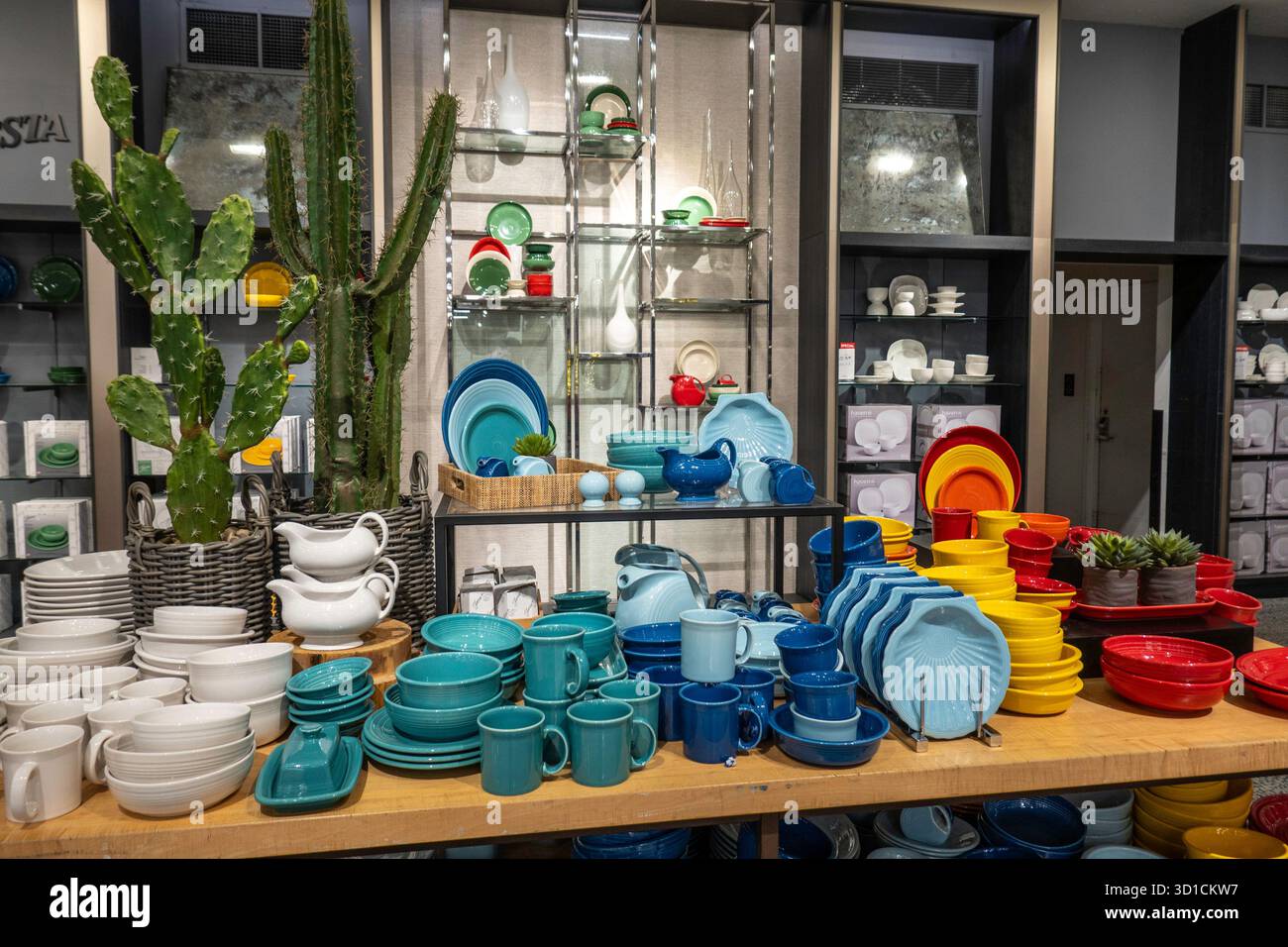 Fiesta Ware im Kaufhaus Macy's, Herald Square, New York City, USA 2025 Stockfoto