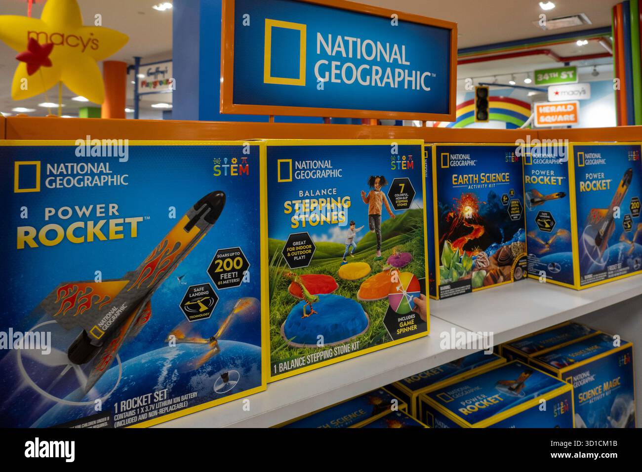 Macy's Flaggschiff-Kaufhaus hat eine große Toys R US Kinderabteilung, New York City, USA 2025 Stockfoto