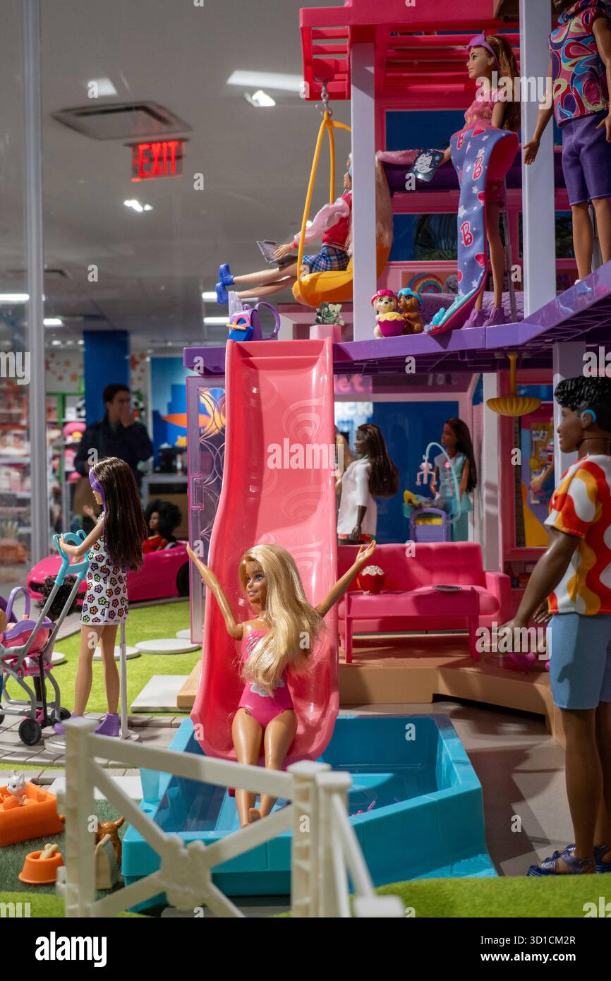 Macy's Flaggschiff-Kaufhaus hat eine große Toys R US Kinderabteilung, New York City, USA 2025 Stockfoto