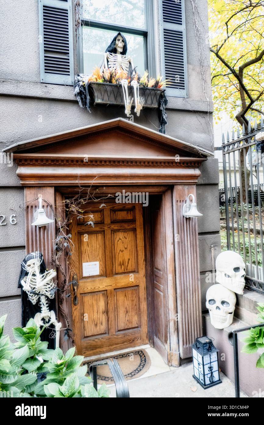 Halloween-Ausstellung vor einem Sandstein im Murray Hill-Bereich von New York City, 2025, New York City, USA Stockfoto