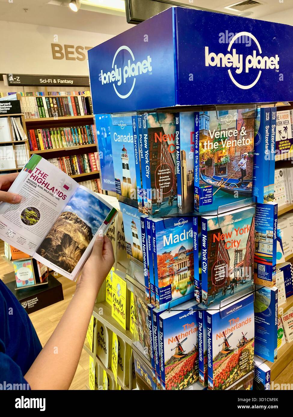 International Travel Guidebook Markenecke in der Buchhandlung am UK Airport Stockfoto