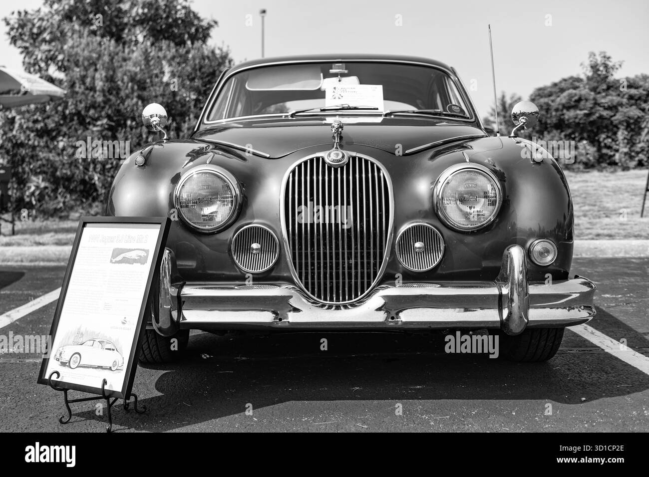 Chicago, Illinois, USA - 08. September 2024: Silberner Oldtimer Jaguar S Type MK II 3,4 Liter Retro-Sportwagen, Vorderansicht. Retro-Sportwagen Stockfoto