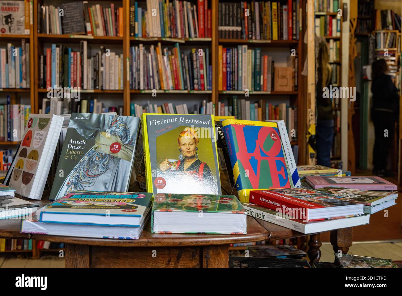 Scarthin Bücher von Cromford, englisches Dorf Buchhandlung Buchhandlung, Innenansicht der Bücher zum Verkauf und zur Ausstellung, England, Großbritannien Stockfoto