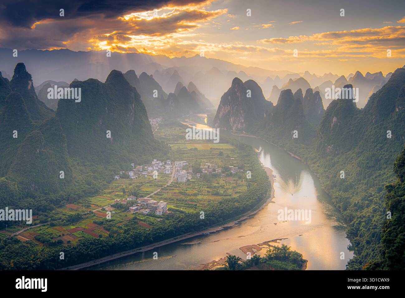 Sonnenaufgang Am Berg Guilin Xingping Xianggong, China. Legendärer Sonnenaufgang. Stockfoto
