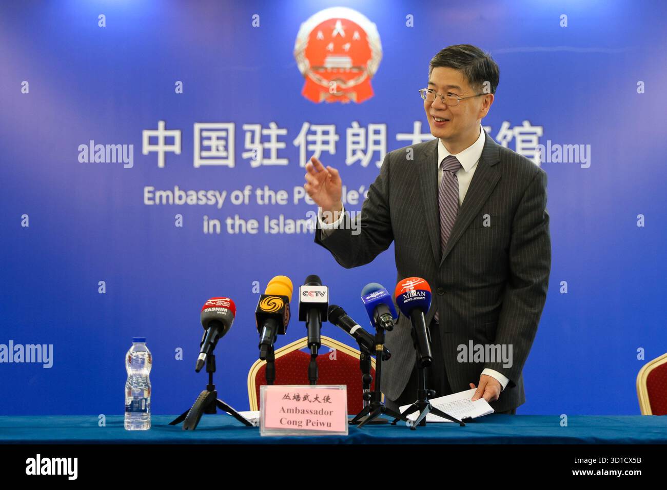 Teheran, Iran. Oktober 2025. Cong Peiwu, chinesischer Botschafter im Iran, spricht während einer Pressekonferenz in der chinesischen Botschaft in Teheran. Quelle: SOPA Images Limited/Alamy Live News Stockfoto