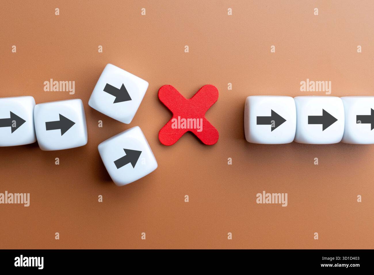 Cubes mit Pfeil und Fehlersymbol. Verzögerungen und Unterbrechungen, Stopp des Prozesses, Konzept kritischer Fehler. Stockfoto