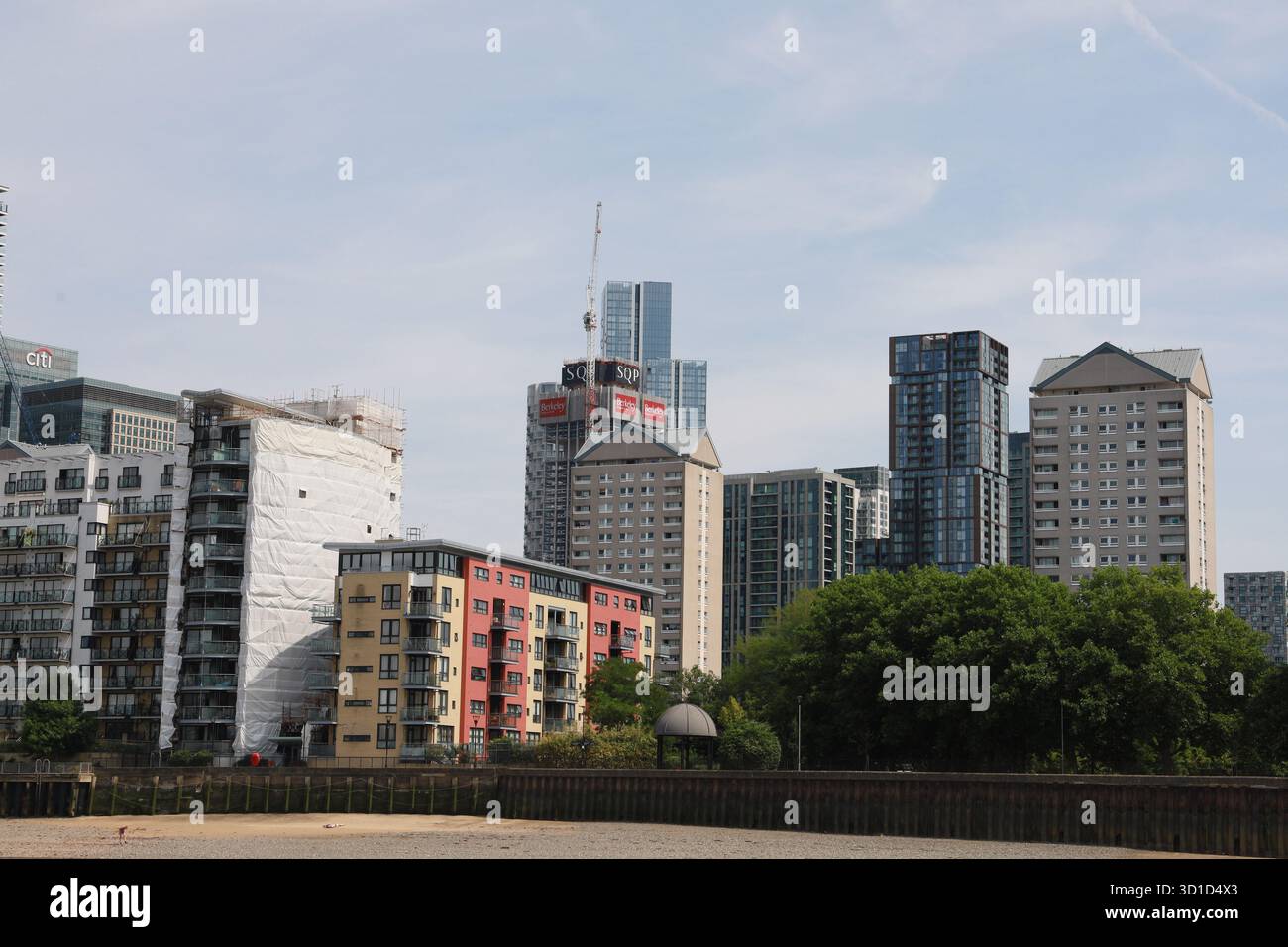 Die beeindruckende britische Architektur kann vom Ufer der Themse aus gesehen werden. Stockfoto