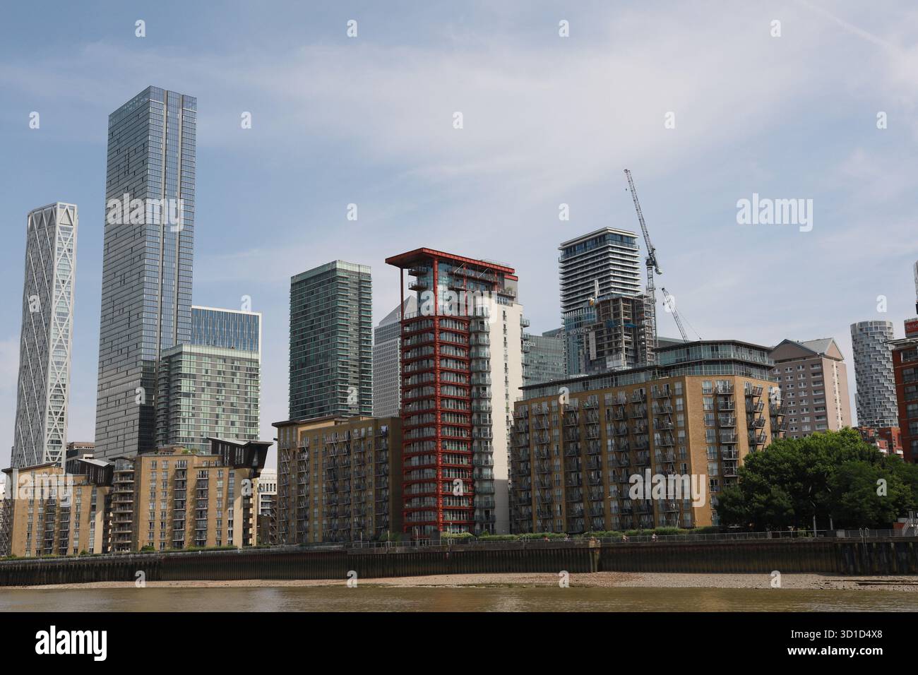 Die beeindruckende britische Architektur kann vom Ufer der Themse aus gesehen werden. Stockfoto