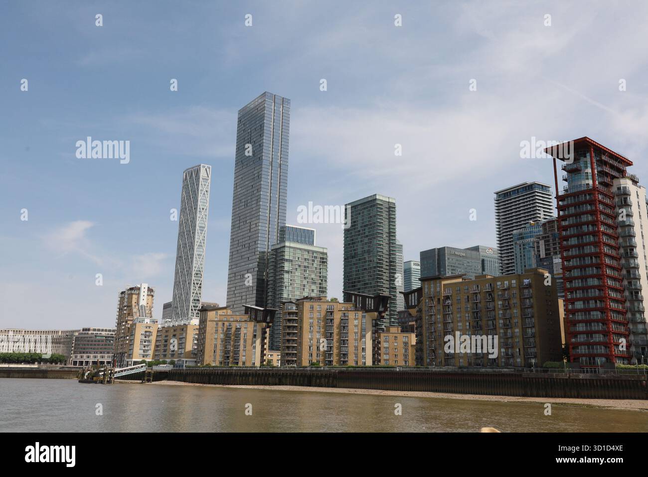 Die beeindruckende britische Architektur kann vom Ufer der Themse aus gesehen werden. Stockfoto