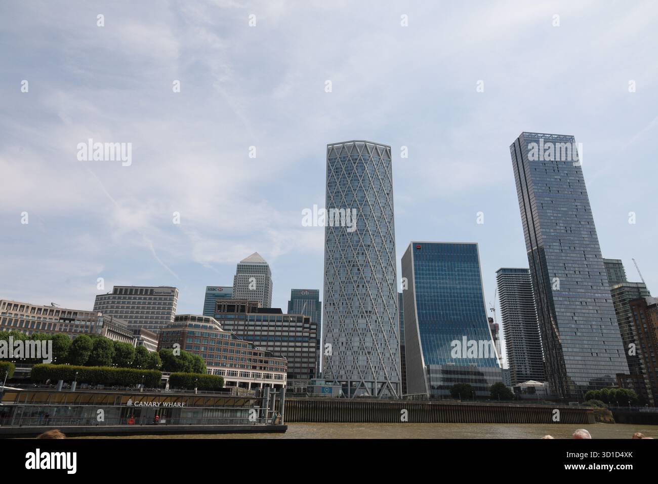 Die beeindruckende britische Architektur kann vom Ufer der Themse aus gesehen werden. Stockfoto