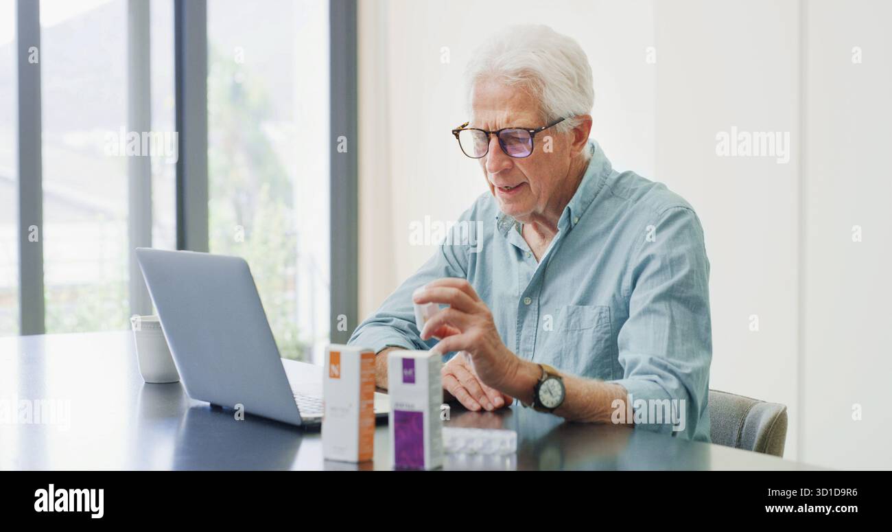 Medizin, Pillen und Laptop mit dem alten Mann zu Hause zur Dosierungsanleitung, zum Lesen und zu Nebenwirkungen. Forschung, Online-Apotheke und medizinische Informationen Stockfoto