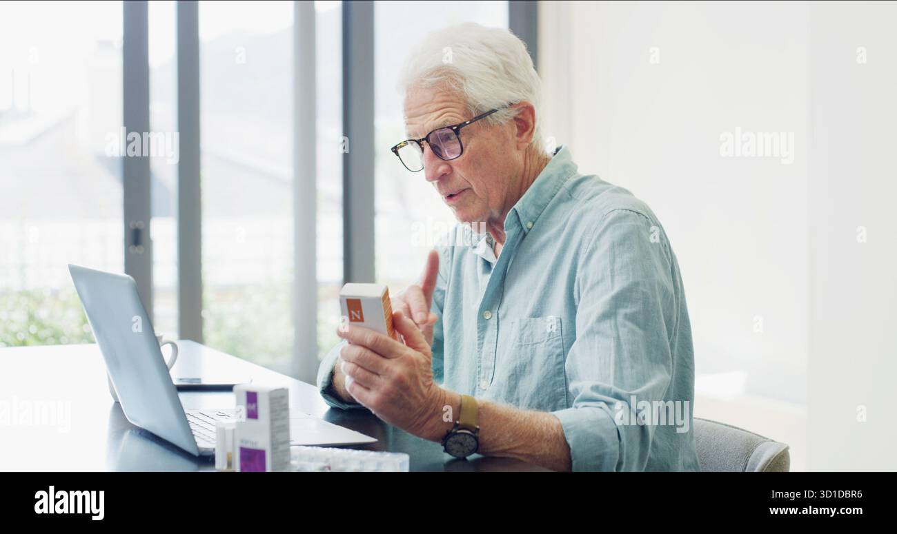 Videoanruf, Pillen und Laptop mit einem alten Mann zu Hause für Dosierung, Telemedizin-Kontakt und Nebenwirkungen. Virtuelle Beratung, Online-Apotheke und Arzt Stockfoto
