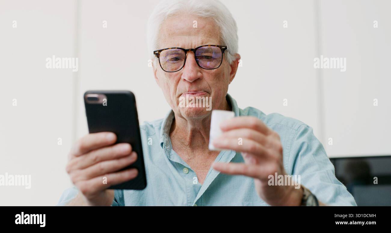 Medizin, Pillen und Telefon mit dem alten Mann zu Hause für Dosierungsanweisungen, Lesen und Nebenwirkungen. Forschung, Online-Apotheke und medizinische Informationen Stockfoto