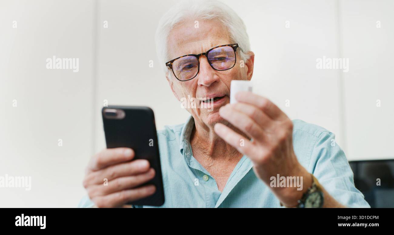 Lesen, Pillen und Telefon mit dem alten Mann zu Hause für Dosierungsanweisungen, Medizin und Nebenwirkungen. Forschung, Online-Apotheke und medizinische Informationen Stockfoto