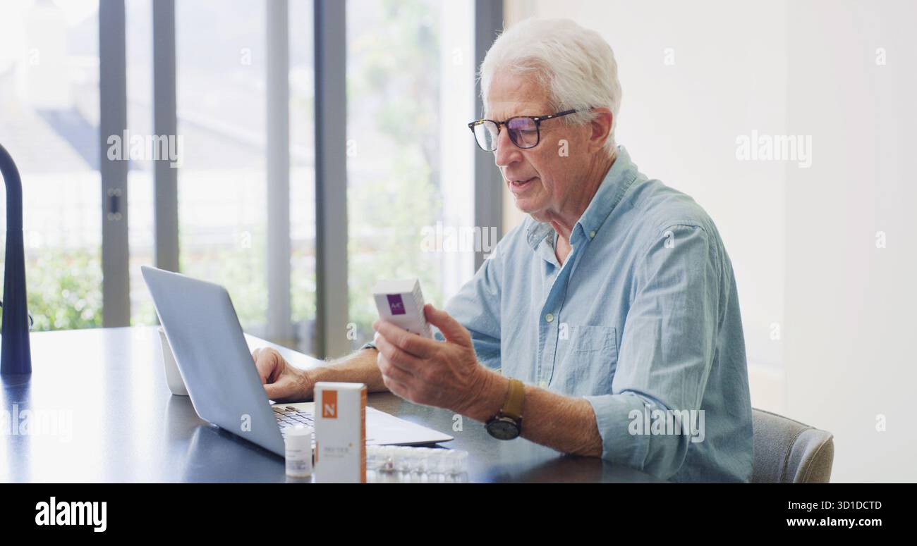 Lesen, Pillen und Laptop mit altem Mann zu Hause zur Dosierungsanleitung, Medizin und Nebenwirkungen. Forschung, Online-Apotheke und medizinische Informationen Stockfoto