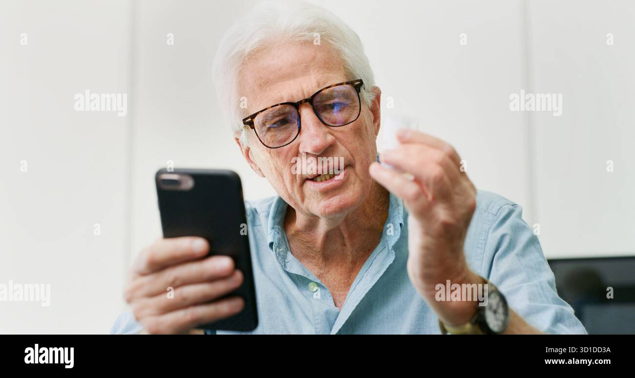 Forschung, Pillen und Telefon mit dem alten Mann zu Hause für Dosierungsanweisungen, Lesen und Nebenwirkungen. Medizin, Online-Apotheke und medizinische Informationen Stockfoto