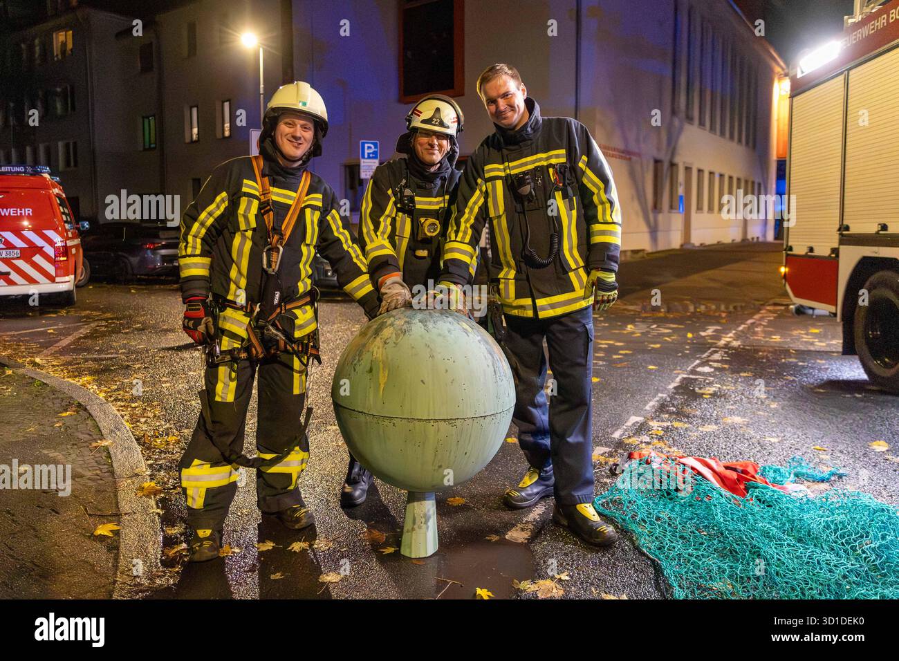 Bochum, Deutschland. Oktober 2025. Die Feuerwehrleute in Bochum haben die 45 Kilogramm schwere Metallkugel von der Spitze der Melanchthonkirche geholt. Der Ball konnte sich aufgrund stürmischer Wetterbedingungen lösen. Quelle: Justin Brosch/dpa/Alamy Live News Stockfoto