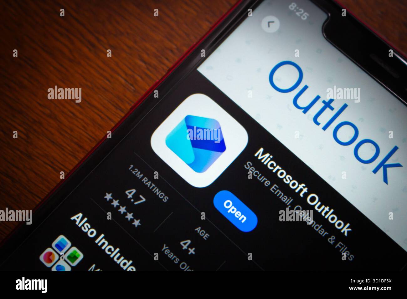 Quito, ECUADOR - 27. Oktober 2025 : Nahaufnahme der Microsoft Outlook App-Seite im App Store. Stockfoto