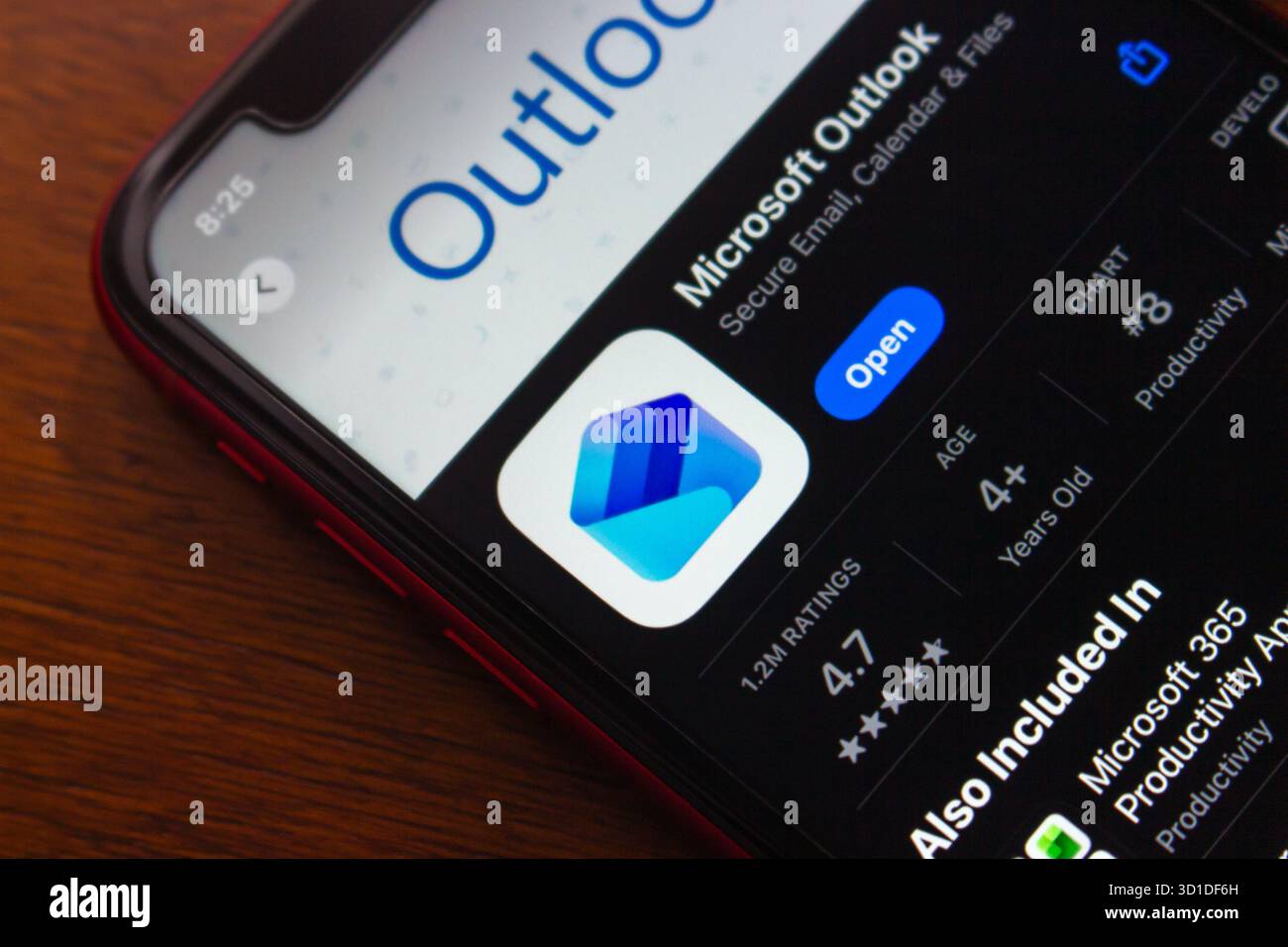 Quito, ECUADOR - 27. Oktober 2025 : Nahaufnahme der Microsoft Outlook App im App Store auf einem iPhone Bildschirm. Stockfoto