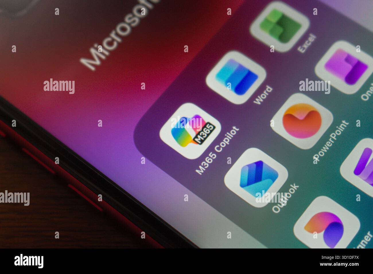 Nahaufnahme von Microsoft 365-Apps, einschließlich Microsoft 365 Copilot, Word, Excel, Outlook, PowerPoint, OneNote, Microsoft Designer und andere. Stockfoto