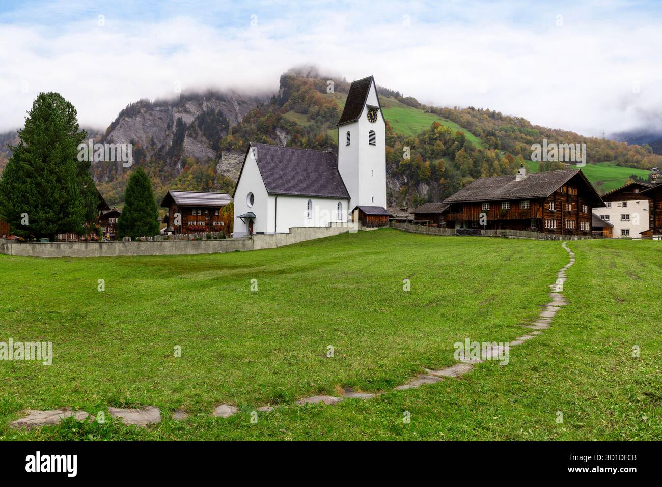 Das Alpendorf Elm, eingebettet unter den Tschingelhörnern im Kanton Glarus, wurde berühmt für das Martinsloch. Stockfoto