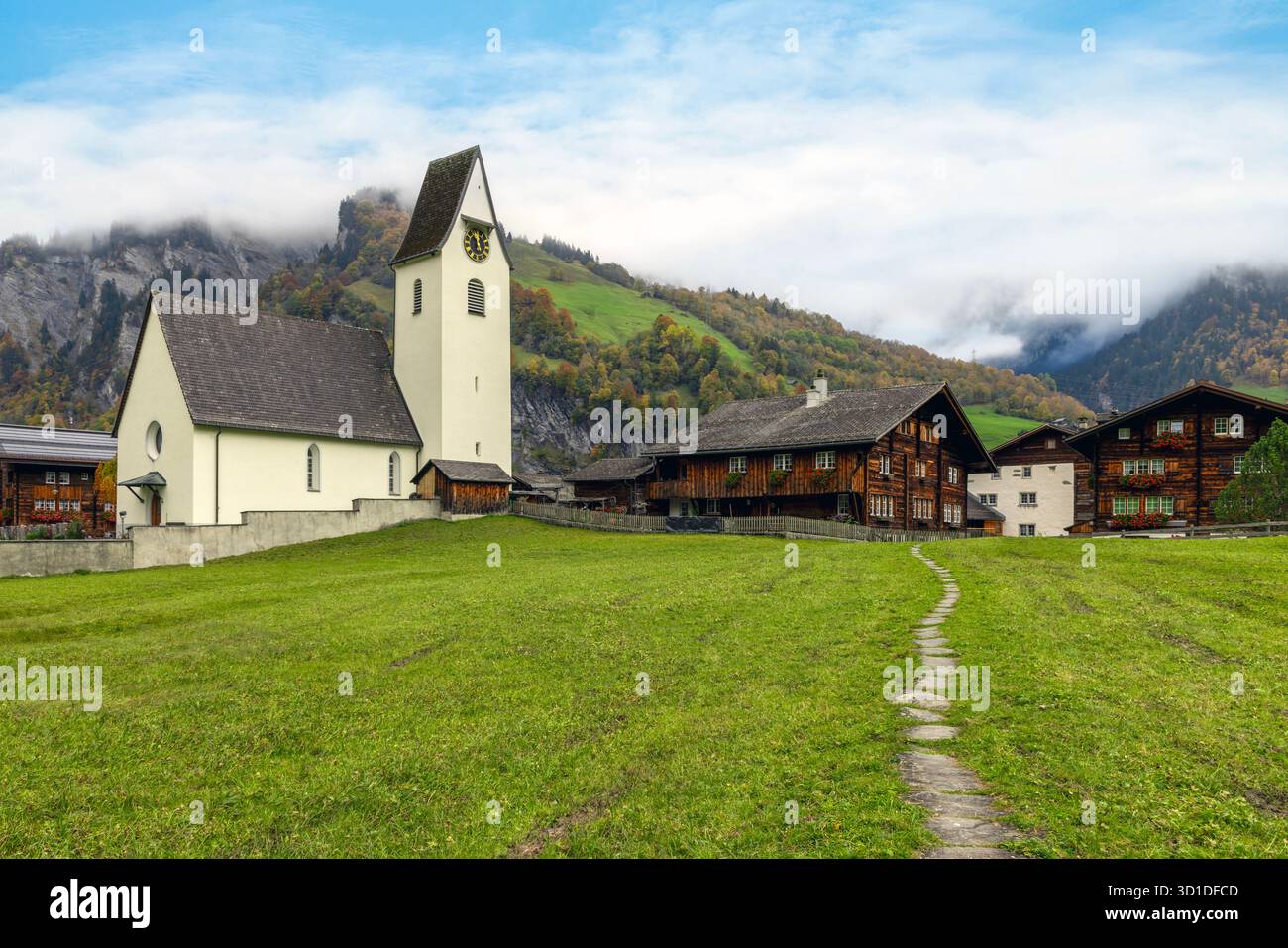 Das Alpendorf Elm, eingebettet unter den Tschingelhörnern im Kanton Glarus, wurde berühmt für das Martinsloch. Stockfoto