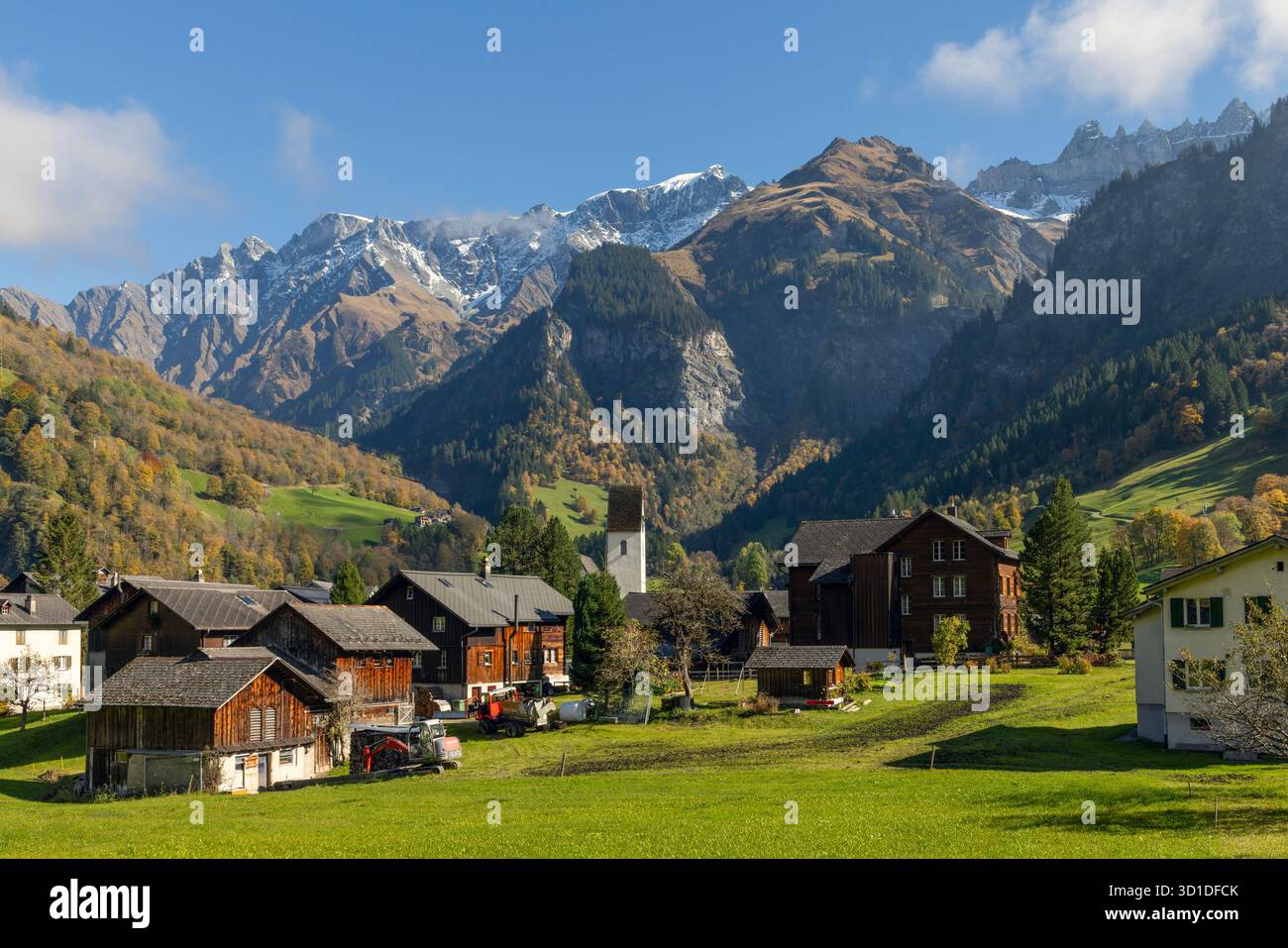 Das Alpendorf Elm, eingebettet unter den Tschingelhörnern im Kanton Glarus, wurde berühmt für das Martinsloch. Stockfoto
