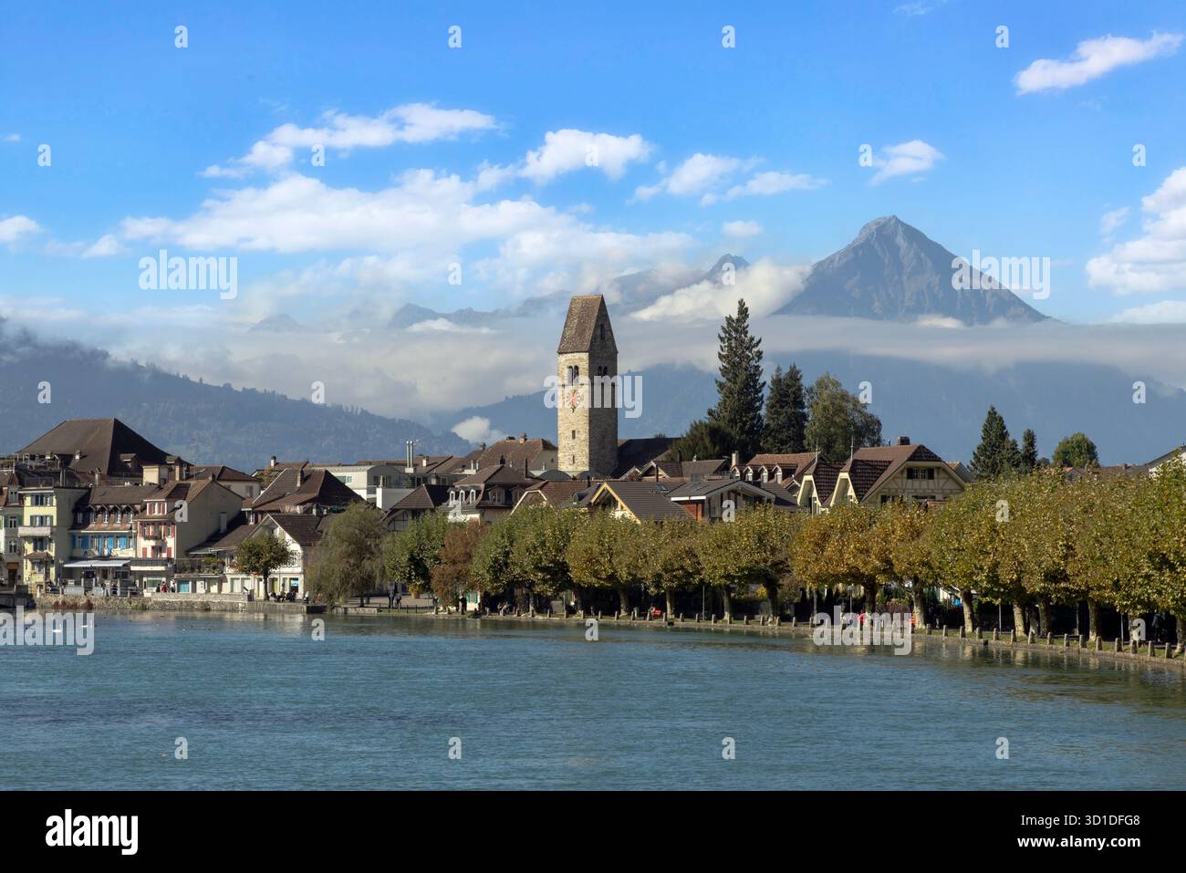 Der Ferienort Interlaken, zwischen zwei Seen gelegen und von der türkisfarbenen Aare im Berner Oberland geteilt Stockfoto