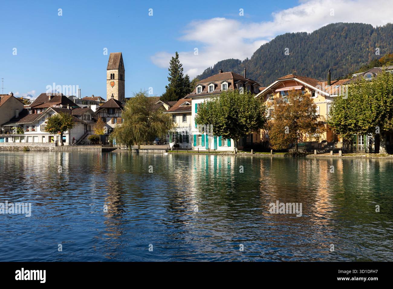 Der Ferienort Interlaken, zwischen zwei Seen gelegen und von der türkisfarbenen Aare im Berner Oberland geteilt Stockfoto