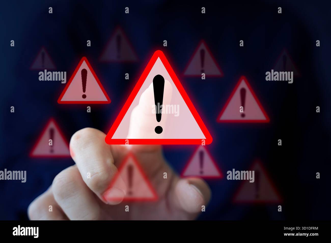 Cyber Security Alert Konzept, das eine Person zeigt, die ein rotes Warndreieck mit Ausrufezeichen berührt, das Gefahr, Systemausfall, Risiko nicht darstellt Stockfoto
