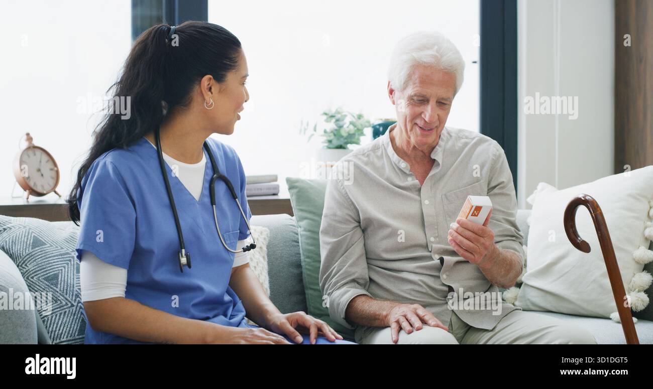 Krankenschwester, Pillen und Lesen mit alten Mann auf Sofa für medizinische Behandlung, Unterstützung oder Beratung. Medizin, Dosierung und Betreuungsperson bei Senioren und Stockfoto