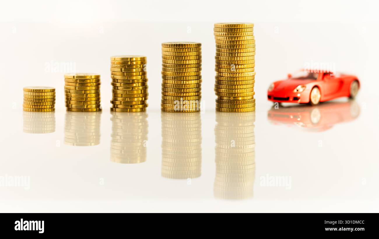 Gutes Finanzkonzept: Rotes Traumauto als Hintergrund. Finanzielle Ziele, Strategie und Beharrlichkeit. Stockfoto