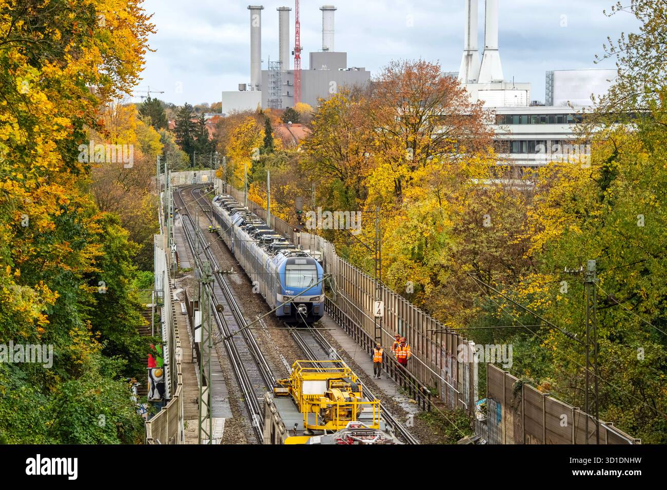 Zugunglück, ein Regionalexpress der Bayerischen Regiobahn BRB ist auf der Fahrt zum Hauptbahnhof mit einem umgestürzten Baum kollidiert, die Unfallstelle am Kolumbusplatz, Strecke gesperrt, München, 27. Oktober 2025 Deutschland, München, 27. Oktober 2025, Zugunglück, ein Regionalexpress der Bayerischen Regiobahn BRB ist auf der Fahrt zum Hauptbahnhof mit einem umgestürzten Baum kollidiert, die Unfallstelle liegt ca. 150 Meter vorher nicht im Bild, Frontscheibe eingedrückt vorne, von hier nicht sichtbar, Unfallstelle am Kolumbusplatz, Zug RE 5 mit 400 Reisenden müssen evakuiert werden, niemand Stockfoto