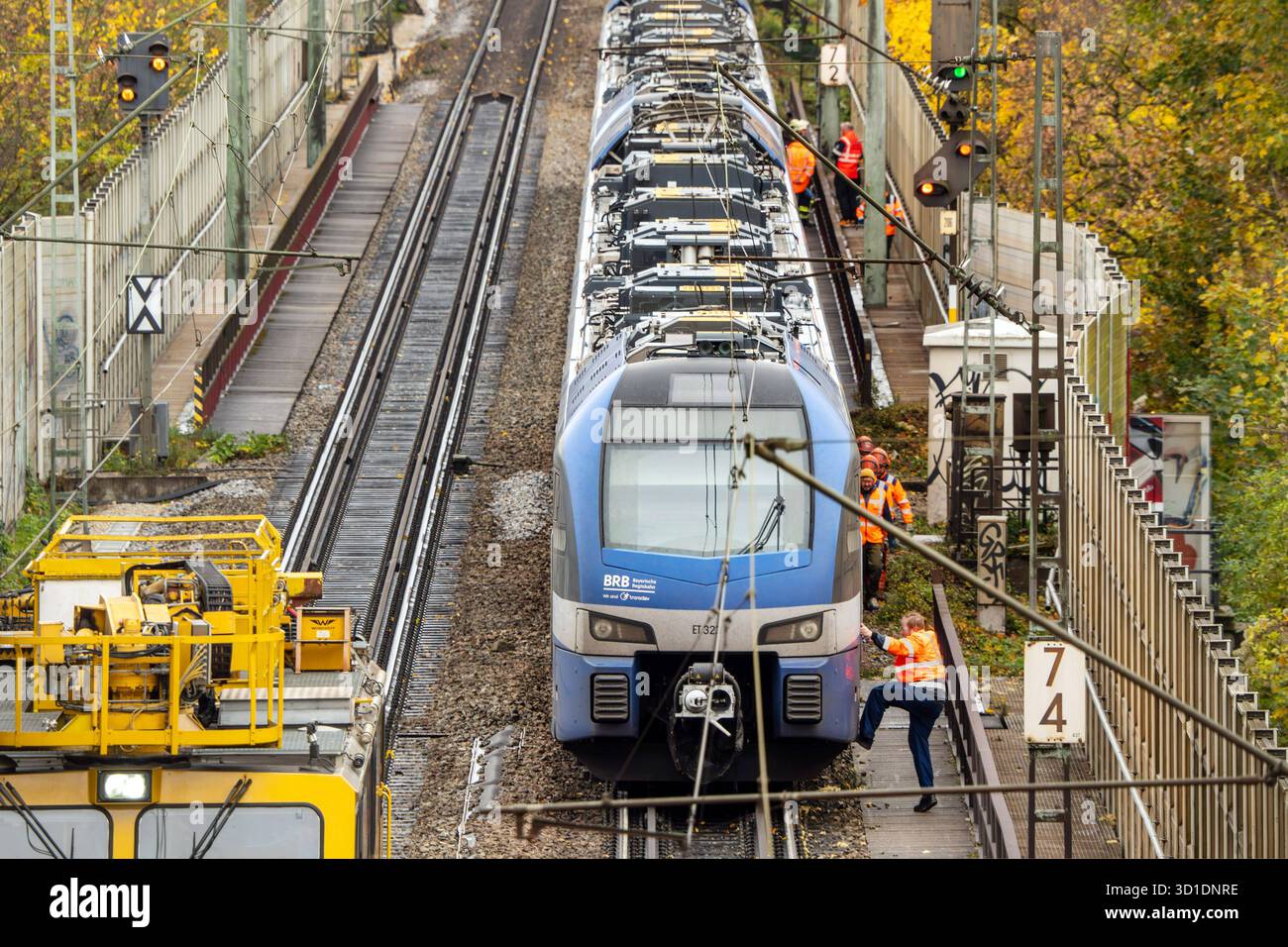 Zugunglück, ein Regionalexpress der Bayerischen Regiobahn BRB ist auf der Fahrt zum Hauptbahnhof mit einem umgestürzten Baum kollidiert, die Unfallstelle am Kolumbusplatz, Strecke gesperrt, München, 27. Oktober 2025 Deutschland, München, 27. Oktober 2025, Zugunglück, ein Regionalexpress der Bayerischen Regiobahn BRB ist auf der Fahrt zum Hauptbahnhof mit einem umgestürzten Baum kollidiert, die Unfallstelle liegt ca. 150 Meter vorher nicht im Bild, Frontscheibe eingedrückt vorne, von hier nicht sichtbar, Unfallstelle am Kolumbusplatz, Zug RE 5 mit 400 Reisenden müssen evakuiert werden, niemand Stockfoto