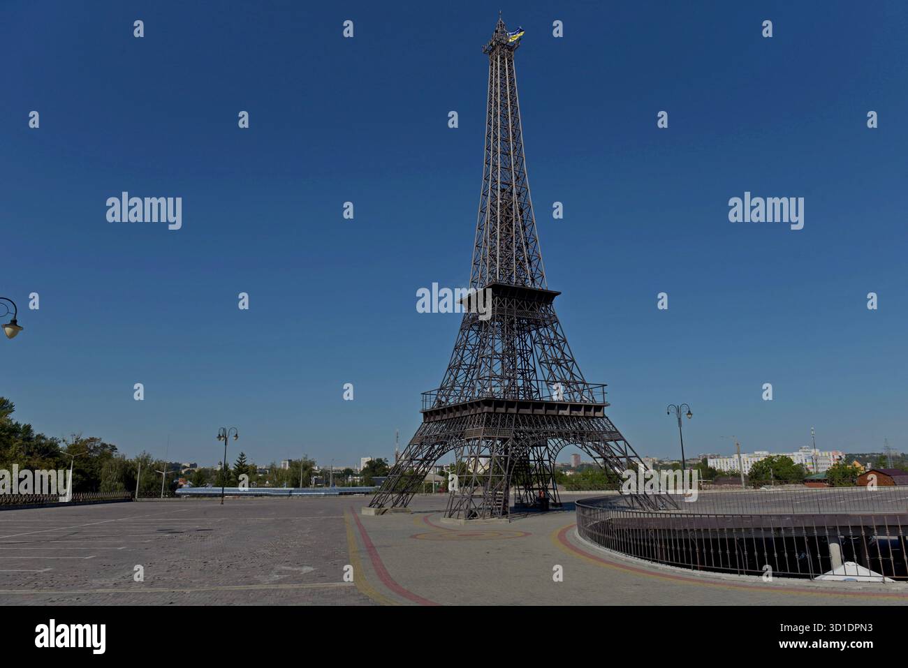 Nachbildung des Eiffelturms in der French Boulevard Mall, Einkaufszentrum in Charkiv, Ukraine, August 2025 Stockfoto