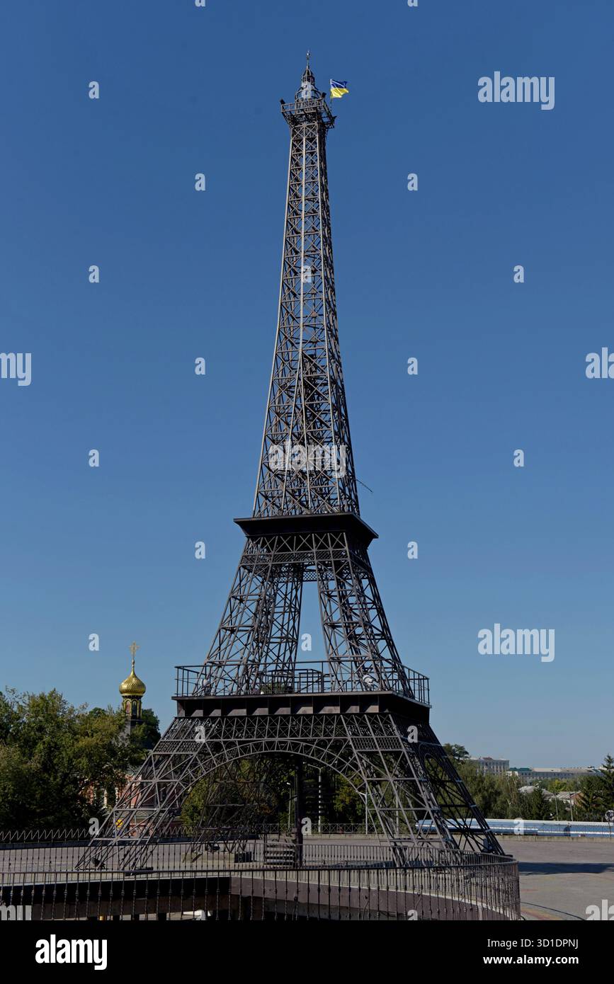 Nachbildung des Eiffelturms in der French Boulevard Mall, Einkaufszentrum in Charkiv, Ukraine, August 2025 Stockfoto