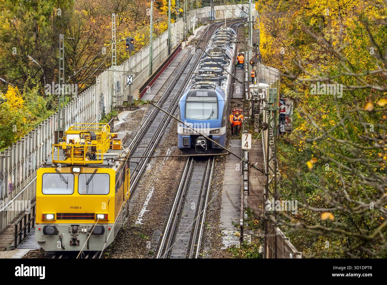 Zugunglück, ein Regionalexpress der Bayerischen Regiobahn BRB ist auf der Fahrt zum Hauptbahnhof mit einem umgestürzten Baum kollidiert, die Unfallstelle am Kolumbusplatz, Strecke gesperrt, München, 27. Oktober 2025 Deutschland, München, 27. Oktober 2025, Zugunglück, ein Regionalexpress der Bayerischen Regiobahn BRB ist auf der Fahrt zum Hauptbahnhof mit einem umgestürzten Baum kollidiert, die Unfallstelle liegt ca. 150 Meter vorher nicht im Bild, Frontscheibe eingedrückt vorne, von hier nicht sichtbar, Unfallstelle am Kolumbusplatz, Zug RE 5 mit 400 Reisenden müssen evakuiert werden, niemand Stockfoto