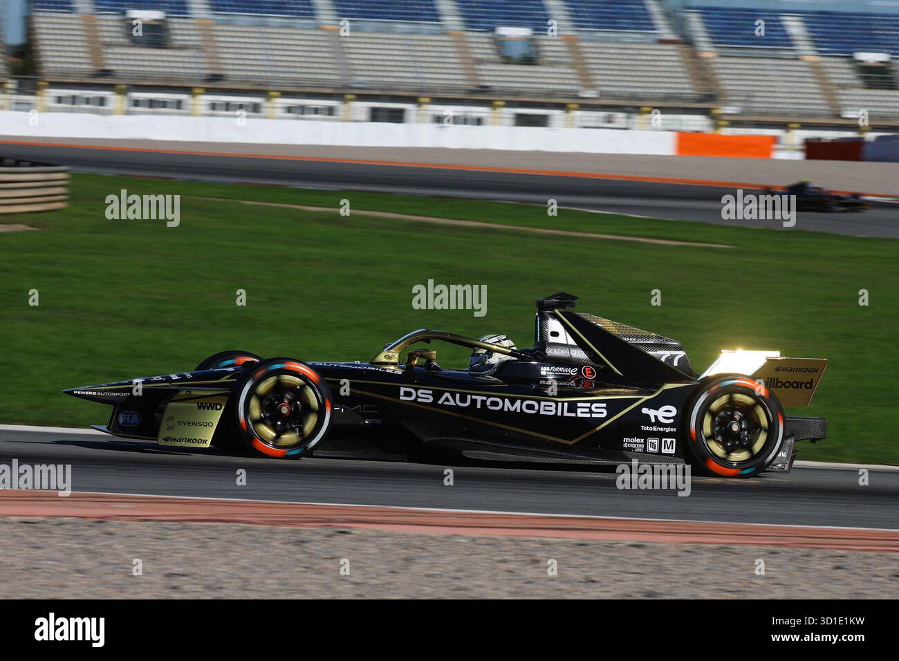 Cheste, Spanien. Oktober 2025. Taylor Barnard fährt seinen DS Penske. FIA Formel E Vorsaisontests 2026. Sitzung 1 - Circuito Ricardo Tormo, Cheste, Comunitat Valenciana, Spanien (Credits Credit: Unicode Images/Alamy Live News Stockfoto