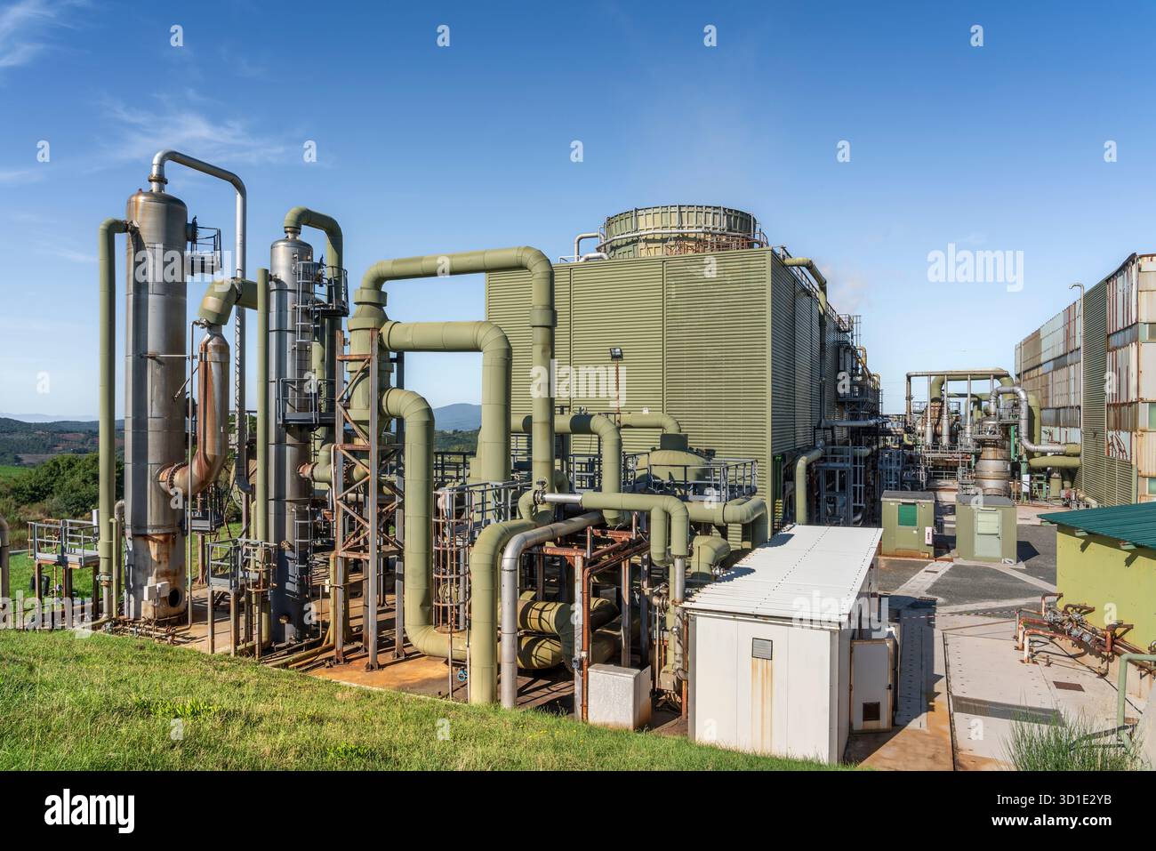 Blick auf die Industriemaschinen, Wärmetauscher und massive Rohrleitungen eines geothermischen Kraftwerks in den Hügeln von Monterotondo Marittimo, Toskana Stockfoto