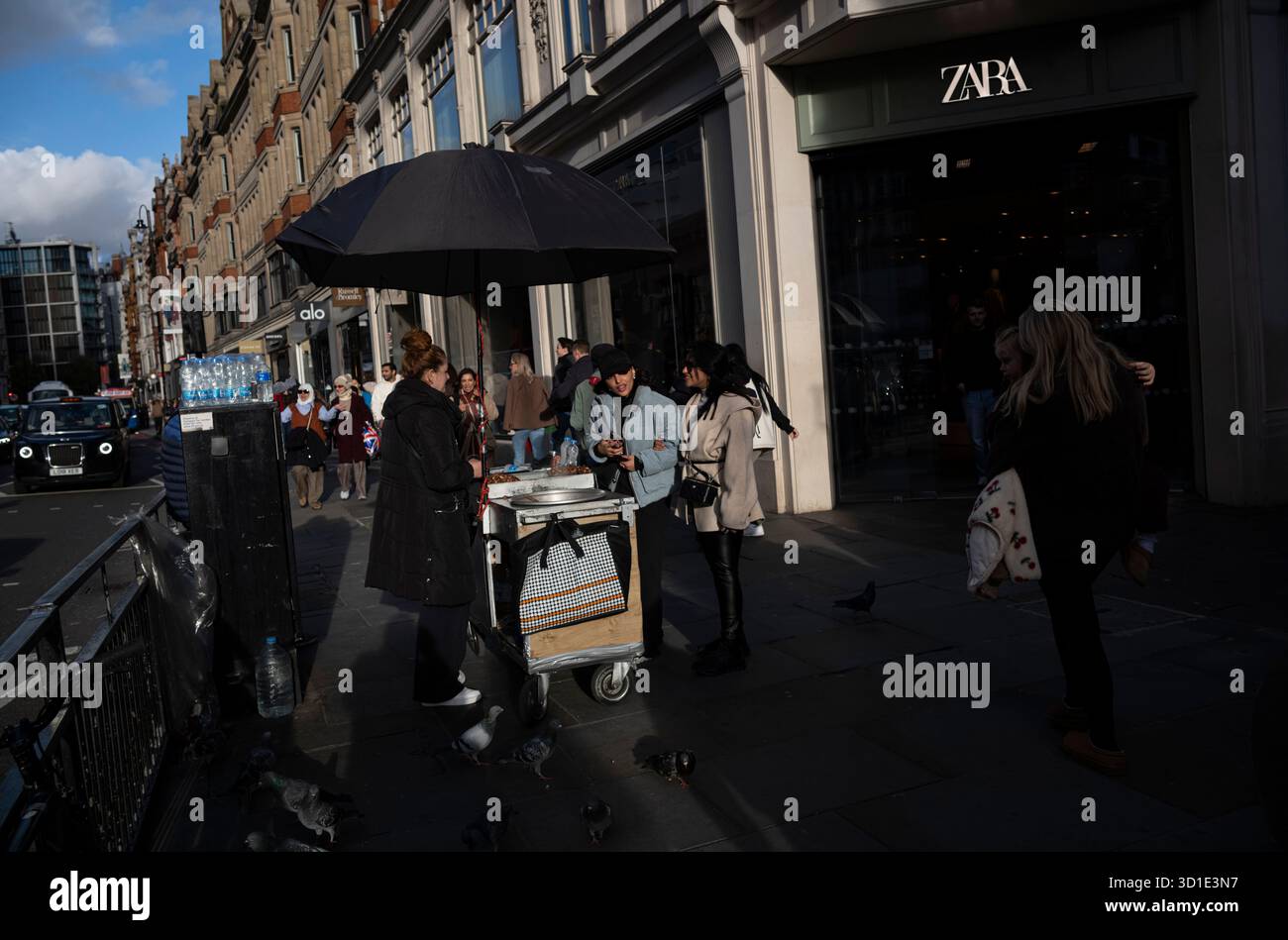 Das tägliche Leben entlang der Brompton Road vor Harrods, dem luxuriösen Londoner Kaufhaus, einer der wichtigsten Touristenattraktionen, Knightsbridge, im Zentrum von London, England Stockfoto