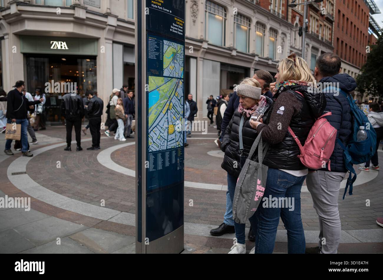 Das tägliche Leben entlang der Brompton Road vor Harrods, dem luxuriösen Londoner Kaufhaus, einer der wichtigsten Touristenattraktionen, Knightsbridge, im Zentrum von London, England Stockfoto