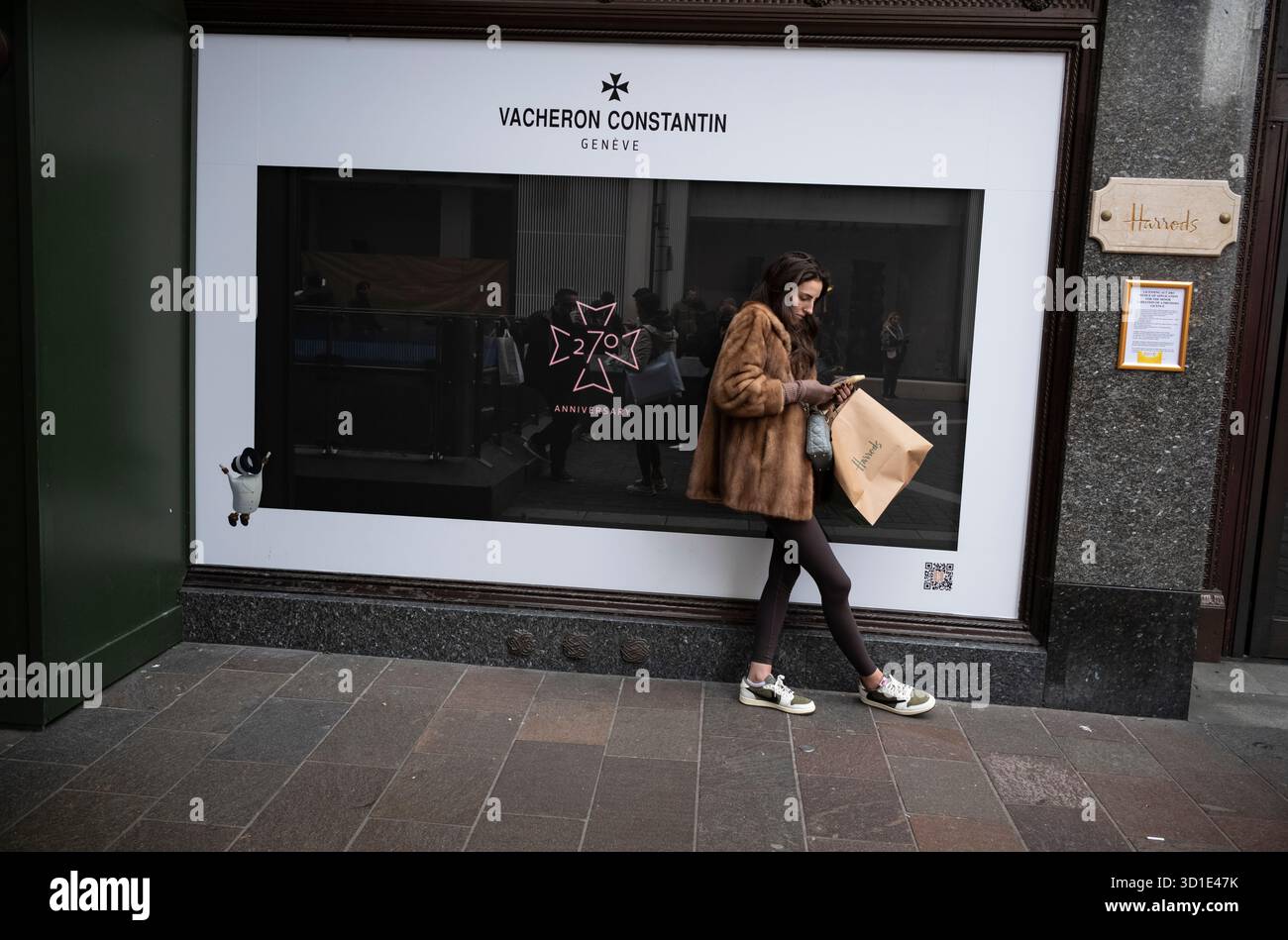 Das tägliche Leben entlang der Brompton Road vor Harrods, dem luxuriösen Londoner Kaufhaus, einer der wichtigsten Touristenattraktionen, Knightsbridge, im Zentrum von London, England Stockfoto