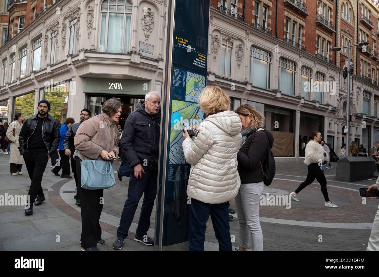 Das tägliche Leben entlang der Brompton Road vor Harrods, dem luxuriösen Londoner Kaufhaus, einer der wichtigsten Touristenattraktionen, Knightsbridge, im Zentrum von London, England Stockfoto