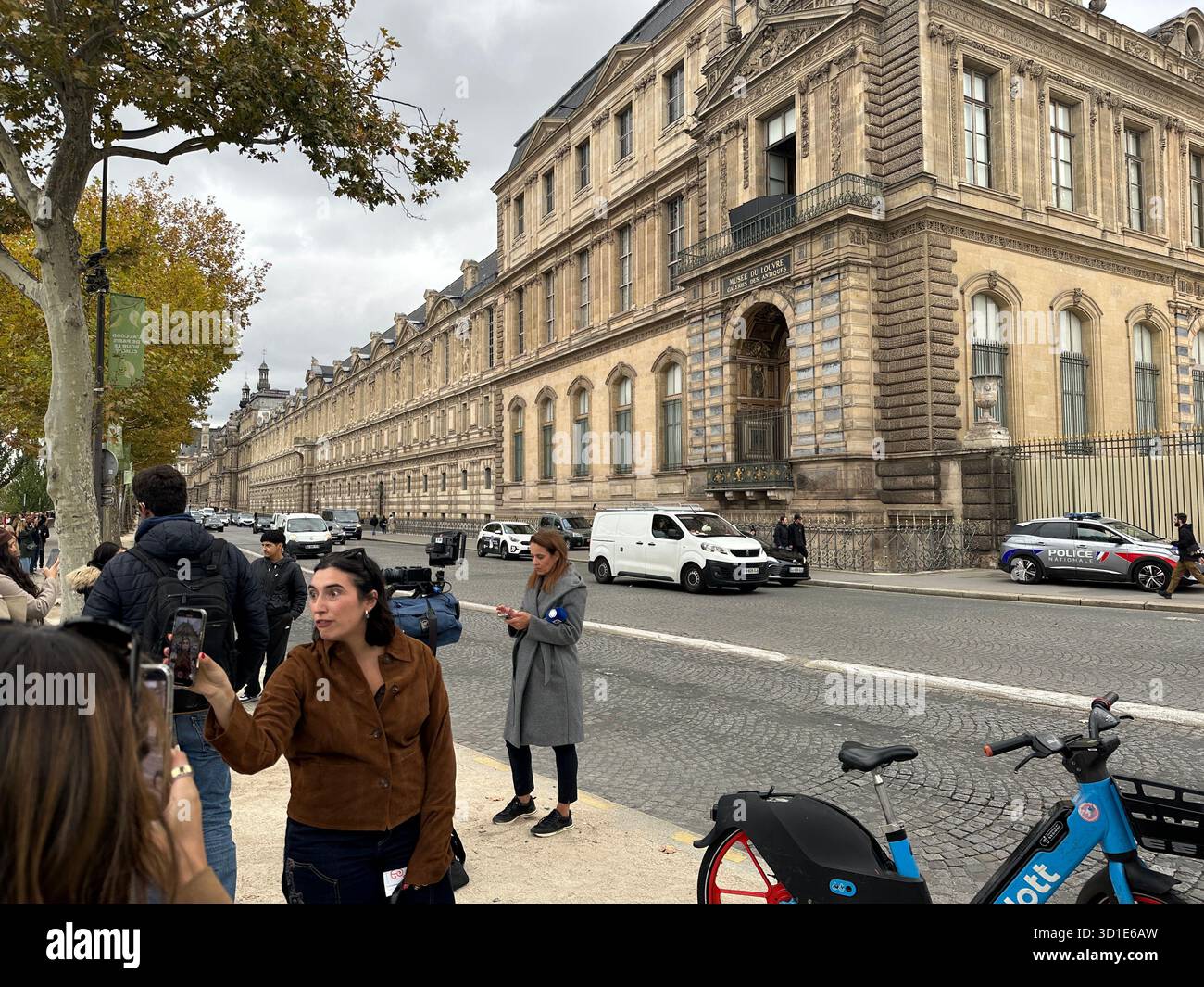 Louvre-Raub 19. Oktober 2025 Paris. Nachwirkungen mit Menschen, Touristen, Journalisten. Kaputte Fenster mit schwarzem Bildschirm. - Smartphone-aufgenommenes Stockfoto